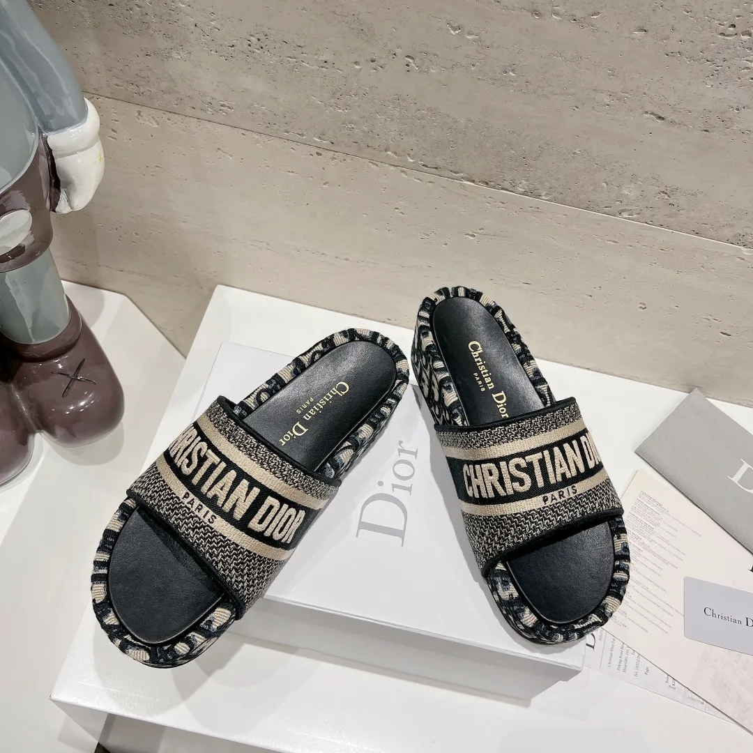 👟👟Ex-factory price 400👟👟 Women's Shoes Women's Clothing Women's Shoes Women's Clothing Women's Shoes Women's Clothing DIOR Dior Early Spring New Letter Rust Thick-Soled Slippers▪️ ✅We produce sheepskin foot leather~ ✅Reject the over-transfer of low-priced versions in the market❌ ✅High-end quality, welcome to inspect and compare the three brands👏 ✅Beautiful wedge-heeled thick-soled slippers, which make the feet slimmer and the legs longer than flat ones. ✅The benefits for small girls are here❤️ ✅A must-have slipper for daily travel and home. You can wear it however you like regardless of the occasion. The color is super beautiful! No need to worry about any dress code ✅The outsole is designed with a non-slip and wear-resistant backing, so you don’t have to worry about rain on rainy days 👉Size: 34-40 yards (custom-made sizes 34, 40 and 41 are non-refundable)